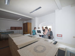 Blick in die Grafiksammlung des NORDICO Stadtmuseum Linz mit Museumsleiterin Andrea Bina