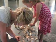 Gemeinsam das DARINGER Kunstmuseum entdecken: Familien waren eingeladen mit Hilfe eines MitMachBuches das Museum zu erkunden, u.a. stand auch kreatives Bauen am Programm.