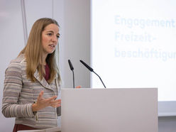 Magdalena Plöchl vom Unabhängigen Landesfreiwilligenzentrum stellte im Rahmen ihres Festvortrags Impulse für die Freiwilligenarbeit vor.