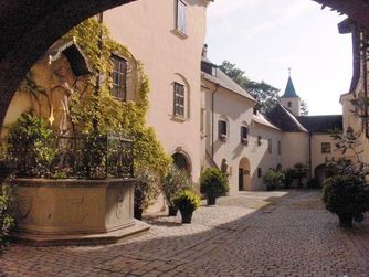 Der märchenhafte Schlosshof des Schlosses Starhemberg lädt zum Verweilen ein.