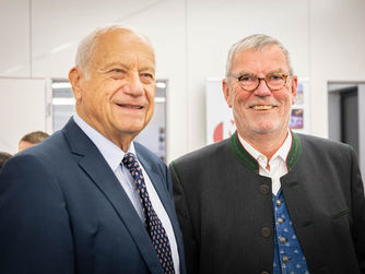 Präsident Roman Sandgruber und Alfred Atteneder vom Vorstand des Verbundes Oberösterreichischer Museen und Obmann des Färbermuseums Gutau.