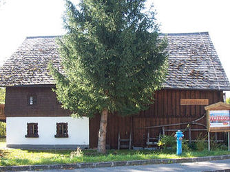 In der ehemaligen Lukas-Lederer-Sölde befindet sich das Heimathaus Schalchen.