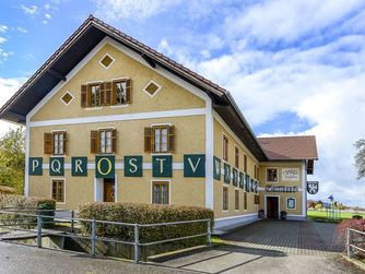 Das Schrift- und Heimatmuseum Bartlhaus ist das einzige Schriftmuseum Österreichs.