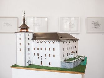 Auch die Geschichte des Ortes und der heutigen Ruine Seisenburg wird im Schrift- und Heimatmuseum Bartlhaus präsentiert.