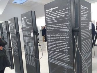 Auf Stelen werden stellvertretend für alle Opfer die Biografien von 26 Personen vorgestellt.