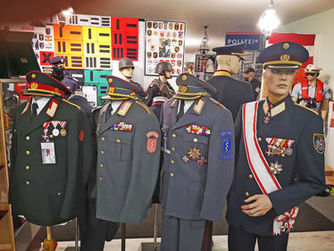 Im Lohnsburger Polizei- und Militärmuseum sind zahlreiche Uniformen von namhaften Persönlichkeiten zu sehen.