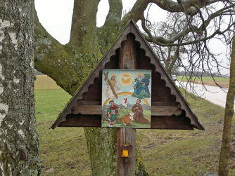 Huber im Holz Kreuz, Obereglsee. Die bemalte Blechtafel zeigt eine Dreifaltigkeit, darunter eine Landschaft, sowie den hl. Florian und daneben den hl. Leonhard.
