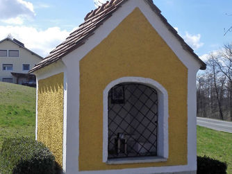 Der auf rund 200 Jahre geschätze Thalhuber Kapellenbildstock wurde als Bet- und Andachtsstätte aufgrund der weiten Entfernung zur Ortskirche errichtet. 